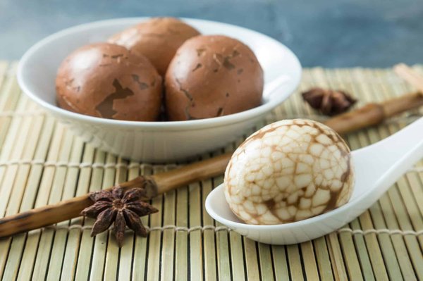 How to Make a Traditional Chinese Tea Egg with a Marbled Pattern?